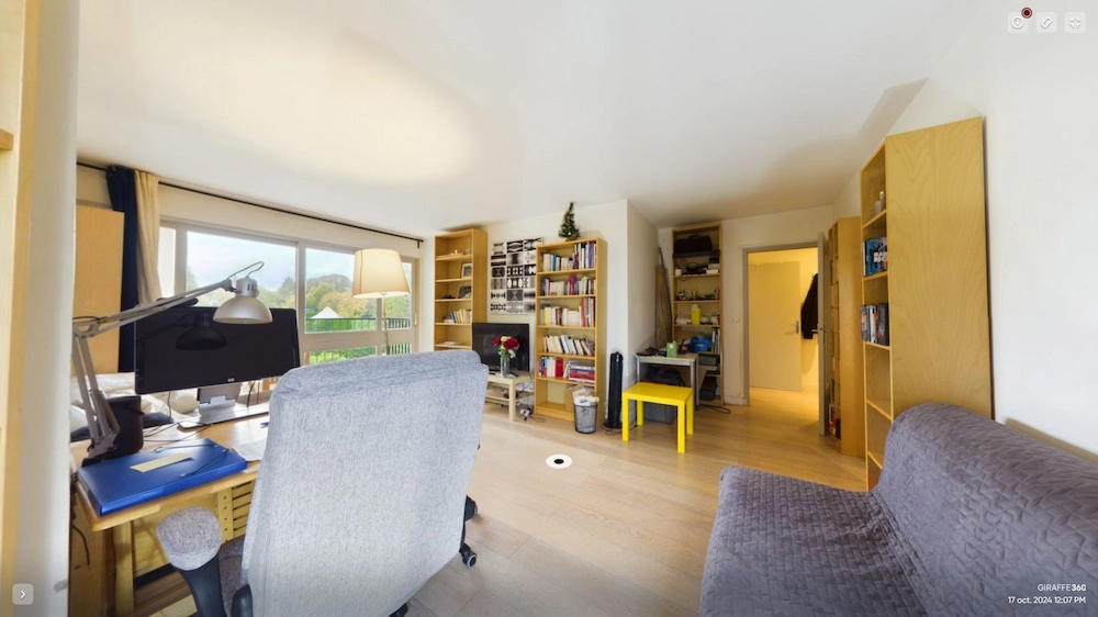 Photographie d'un appartement avant désencombrement et nettoyage.