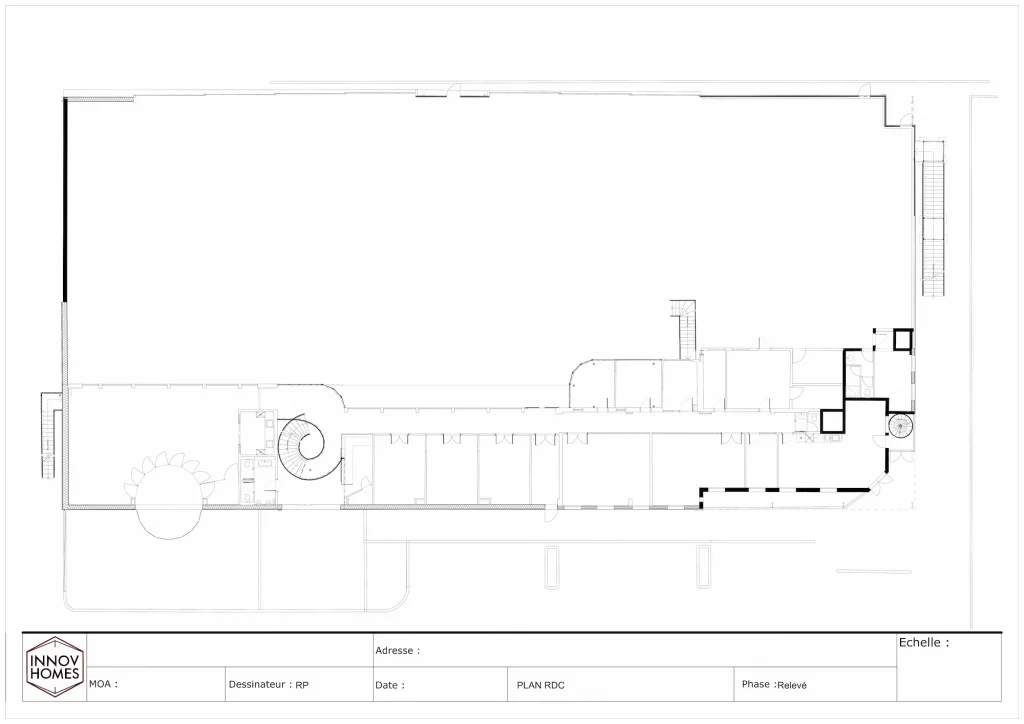 Plan 2D architectural d'un hangar aéronautique.